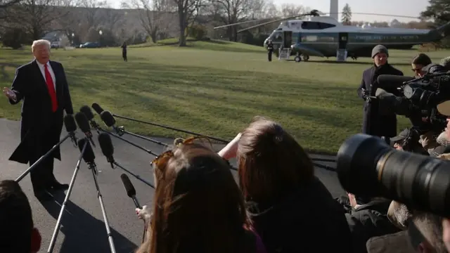 Donald Trump hablando con periodistas