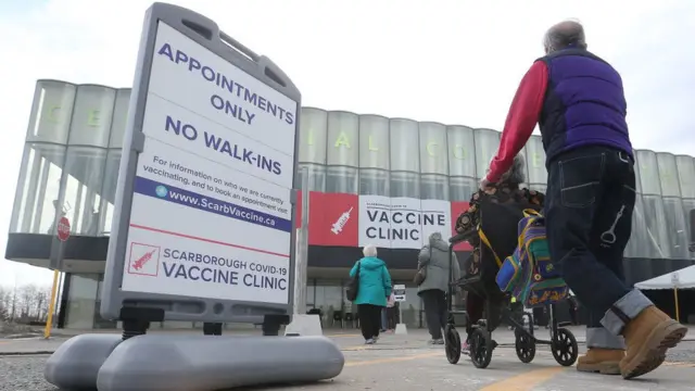 Centro de vacunación en Ontario, Canadá