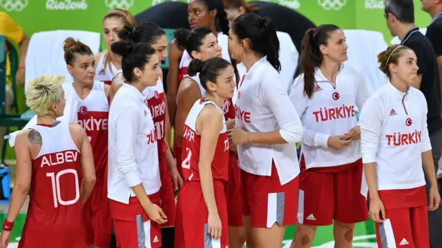 A Milli Kadın Basketbol takımı İspanya'ya kaybettikten sonra görülüyor.