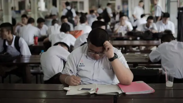 เด็กนักเรียนมัธยมในกรุงเทพฯ กำลังติวหนังสือ