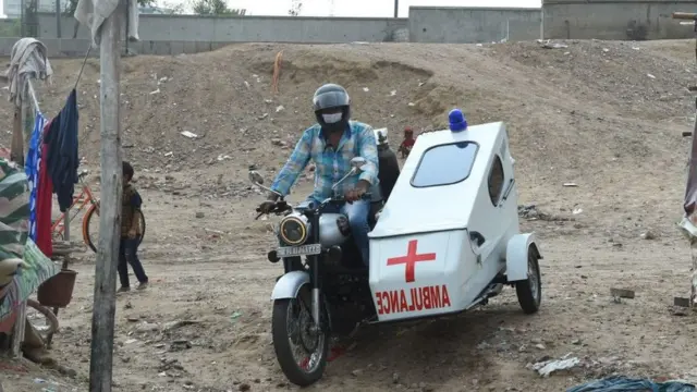 અમદાવાદમાં પોતાની ટૂ વિહિલર ઍમ્બ્યુલનસ સાથે એક વ્યક્તિ