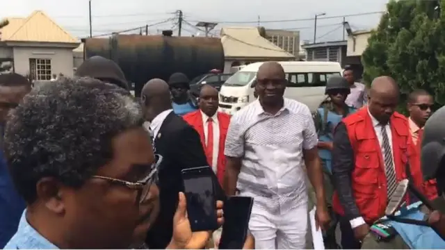 Fayose laarin awọn oṣisẹ EFCC