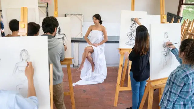 Estudiantes aprendiendo a dibujar