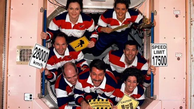 Ellen Ochoa y la tripulación del Discovery Space Shuttle