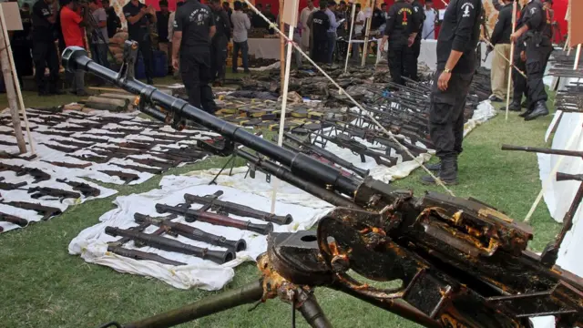 عزیز آباد سے برآمد ہونے والا اسلحہ