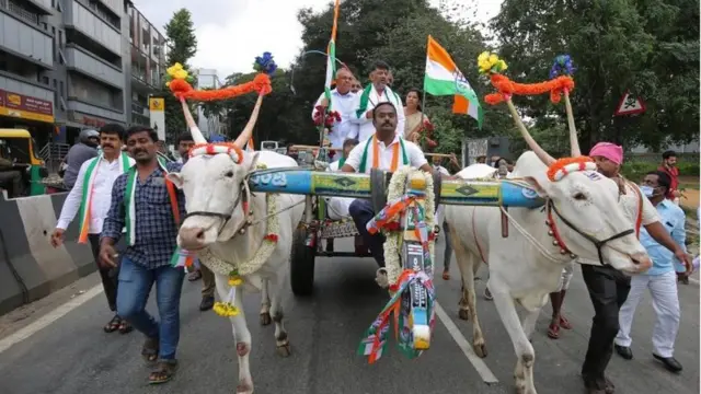 बीजेपी का विरोध करते कर्नाटक प्रदेश कांग्रेस कमिटी के सदस्य