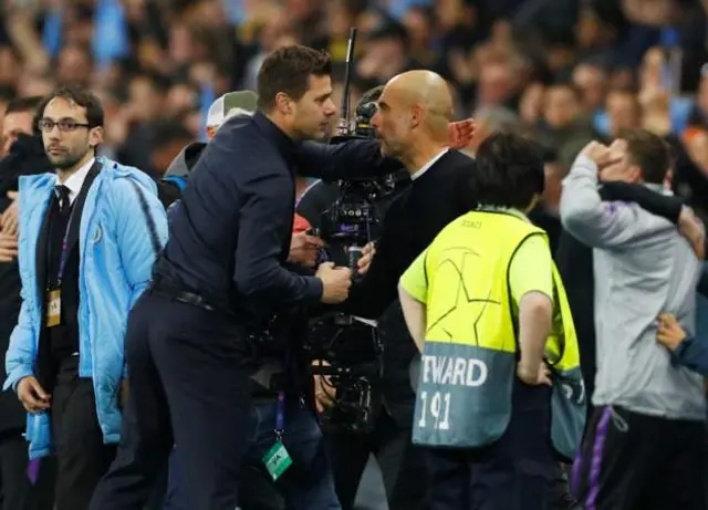 Makocha wa Spurs(Mauricio Pochettino) na City(Pep Guardiola) wakipigana pambaja baada ya mchezo kukamilika