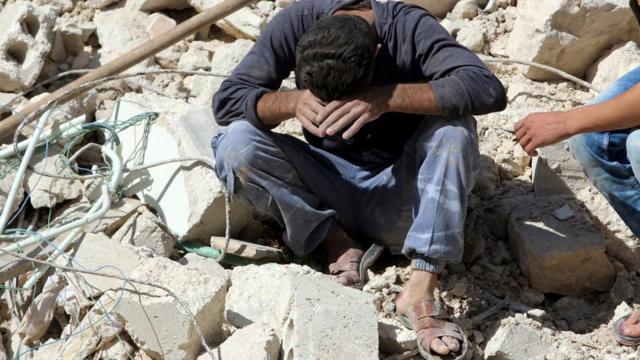 Homem reage à mortemrjack betfamiliares após um ataque aéreo das forçasmrjack betAssadmrjack betAlepo