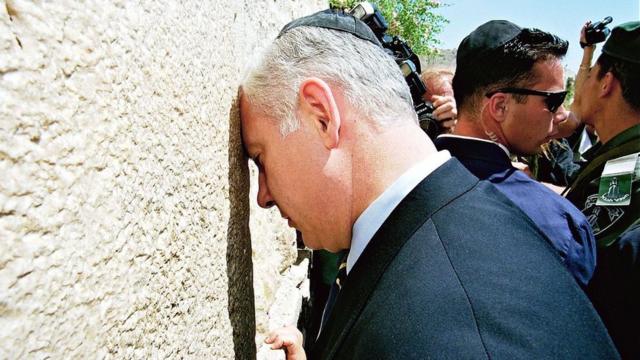 Нетаньяху біля Стіни Плачу — в день перед виборами 1996 року