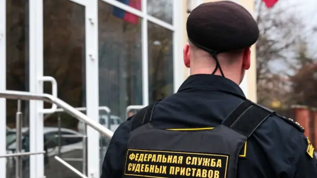 біля будинку суду