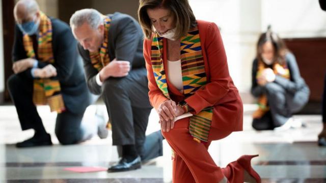 美国众议院议长佩洛西和众议员单膝跪地为佛洛依德默哀