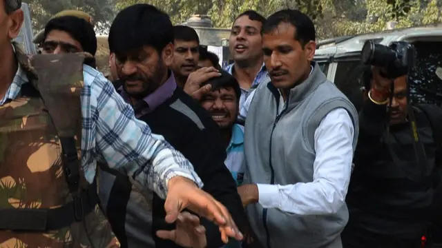 17 फ़रवरी 2016 को कन्हैया कुमार को पटियाला कोर्ट में पेशी के लिए ले जाती पुलिस