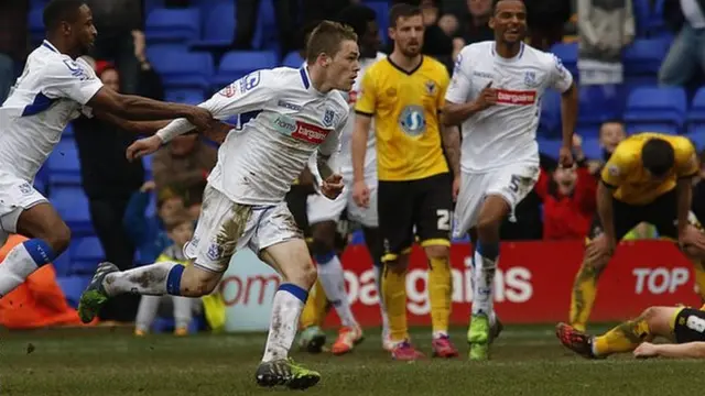 گرین (نفر دوم از چپ) در حال جشن گرفتن پس از گلی که در مارس ۲۰۱۵ با لباس ترنمر راورز به ویمبلدون زد.