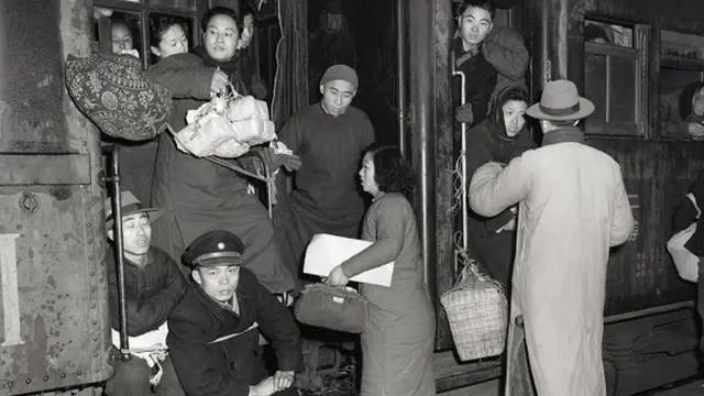 图为1949年南京火车站上，各地的人们