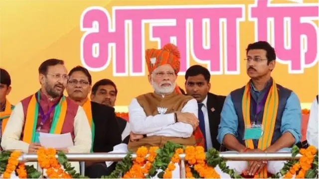 પ્રકાશ જાવડેકર સાથે નરેન્દ્ર મોદી