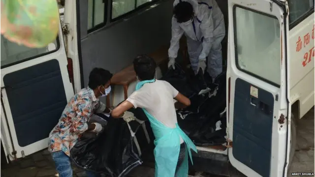 शव ले जाती एक एंबुलेंस