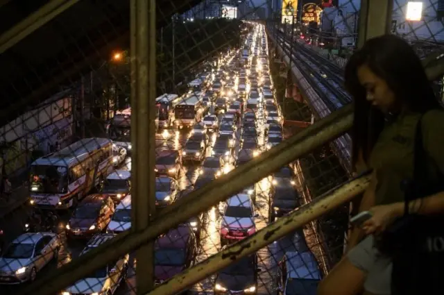 Kemacetan luar biasa saat jam sibuk di jalan bebas hambatan EDSA Manila.