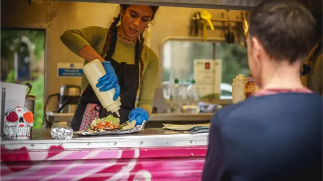 Una mujer prepara un burrito
