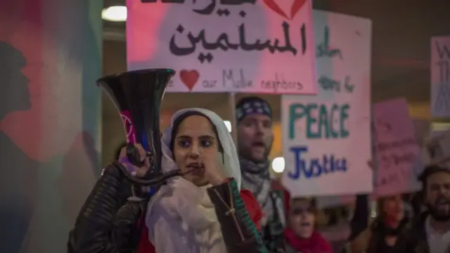 یوه مسلمانه لاس انجلس ښار کې د ټرمپ ضد مظاهرې پرمهال