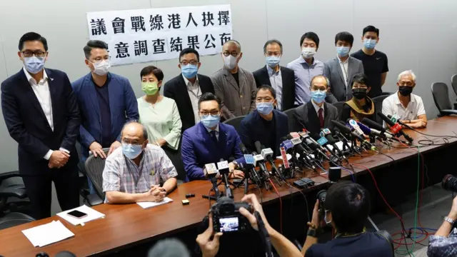 傳統民主派議員決定留任。