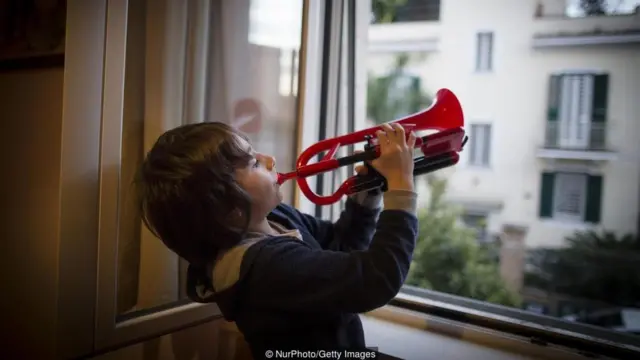 طفل يعزف على آلة موسيقية