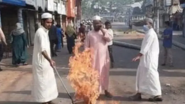 হেফাজতে ইসলামের ডাকা গত ২৮শে মার্চে হরতালে ব্রাহ্মণবাড়িয়ায় রাস্তায় আগুন জ্বালিয়ে অবরোধ করে হরতাল সমর্থকরা