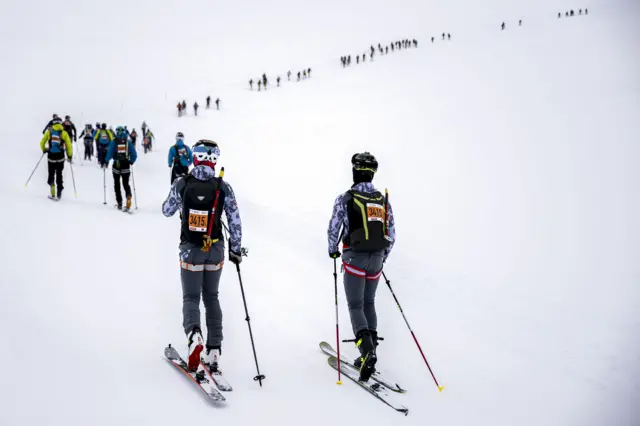 شرکت‌کنندگان از دامنه کوه بالا می‌روند