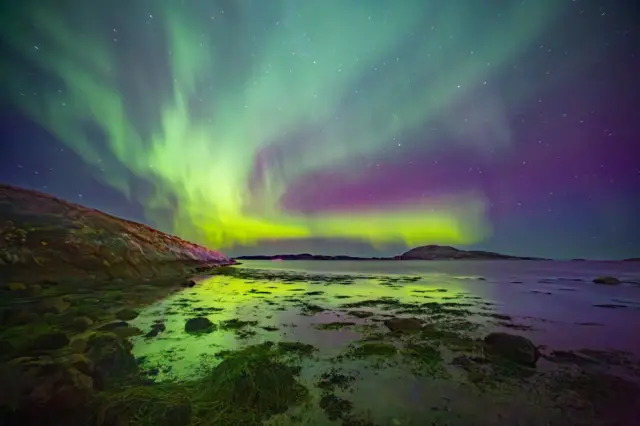 Norveç Denizi'ne yansıyan Kuzey Işıkları 