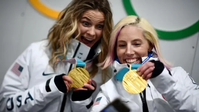 Золотая олимпийская медаль весит примерно 500 граммов, но золота, по правилам МОК, должна содержать не менее 6 г