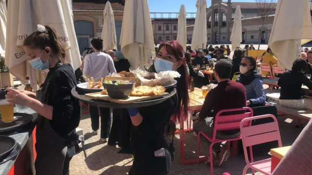 Mesas do restaurante La Francachela no pátio, com funcionários circulando