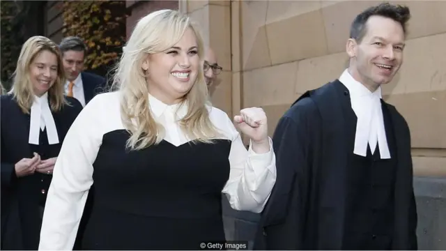 Aktris Rebel Wilson baru-baru ini terlibat kasus hukum pencemaran nama baik terkait klaim bahwa ia berbohong kepada seorang jurnalis tentang usianya - 37 tahun - supaya terkesan lebih muda.