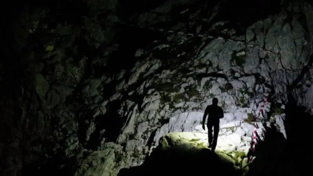 গুহার মধ্যে পাথরধসের কারণে ঘটতে পারে বড় বিপদ