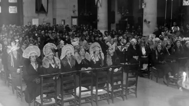 24 Kasım 1934 tarihinde Katedral içinde kutlanan Catherinettes festivalinden bir kare. Aziz Catherine Günü'nde 25 yaşında ve halen evlenmemiş olan kadınlar için Fransa'da festival düzenlenirdi
