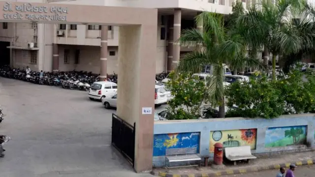 ગોહિલે રાજકોટ મ્યુનિસિપલ કૉર્પોરેશનની દીવાલ ઉપર પણ પેઇન્ટિંગ્સ બનાવ્યા