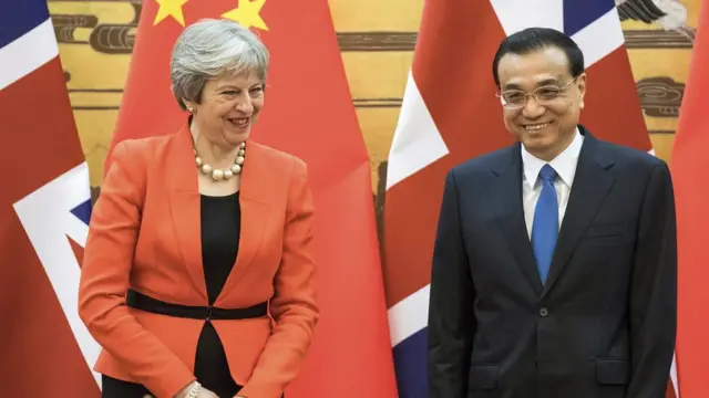 特里莎·梅和李克强等候签协议