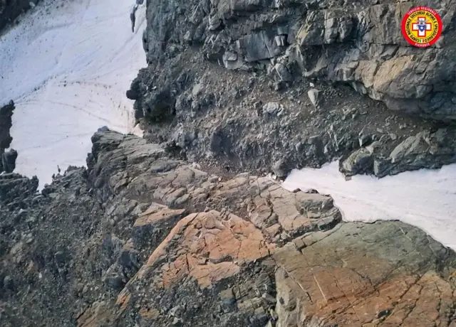 Останки Ніколи Івальдо були знайдені частково прихованими під снігом у цьому яру після того, як штучний інтелект помітив його червоний шолом 