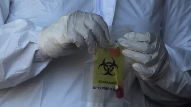 Petugas kesehatan menyimpan sampel tes usap Antigen dan Polymerase Chain Reaction (PCR) di Manado, Sulawesi Utara, Rabu (28/07).