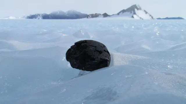 Iron meteorites 'buried in Antarctica' by the Sun - BBC News