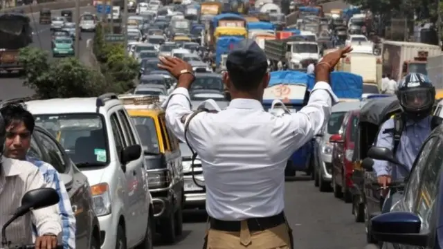 போக்குவரத்து நெரிசலை நிர்வகிக்கும் காவலர்