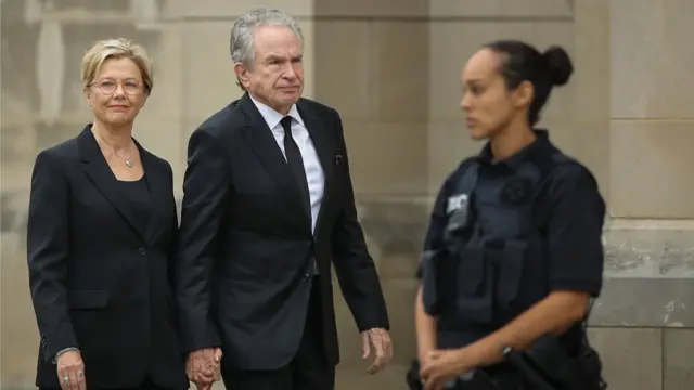 Los esposos Annette Bening y Warren Beatty en el funeral de John McCain.