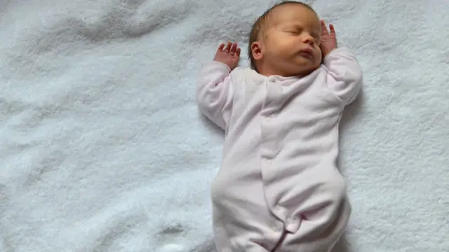 সাশা হ্যান্ডলি পরামর্শ দিচ্ছেন, শিশুরা যেভাবে ঘুমায়, সবার উচিত এই ঘুমের সময়টাকে সেভাবেই ব্যবহার করা