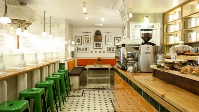 Дизайнеры The Attendant снабдили шесть писсуаров, расположенных рядком, деревянной столешницей