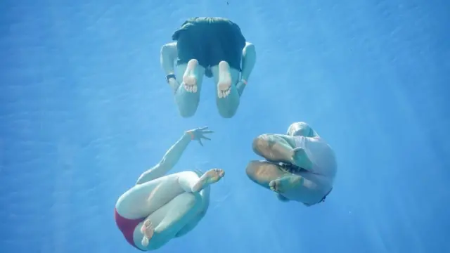 Gente en la piscina flotante de Londres