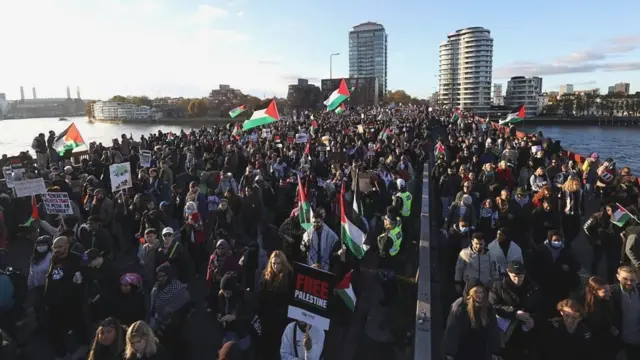 ガザ地区での即時停戦を求める人たち（11日、ロンドン）