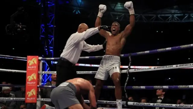 جاشوا در راند پنجم یک بار کلیچکو را به زمین زد