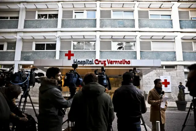 Periodistas fuera del Hospital Cruz Vermelha, en Lisboa, donde estuvo ingresado y murió el expresidente portugués Mário Soares.