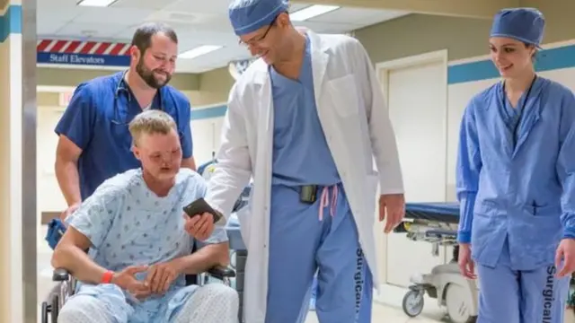 Dr Samir Mardani anamuonyesha picha za utoto wake kabla ya kufanyiwa upasuaji