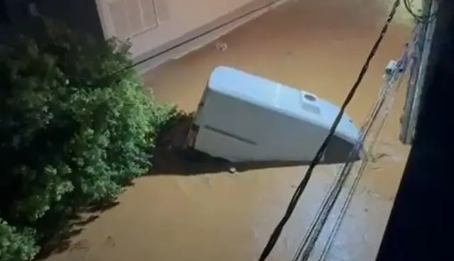 Van sendo levada pela enchente