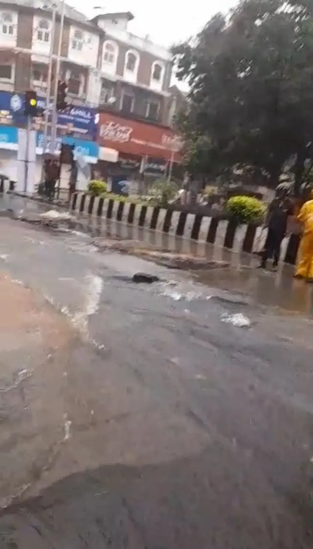 मुसळधार पावसानंतर मुंबईच्या केम्प्स कॅार्नर ते मुकेश चौक परिसरात रस्ता खचला.