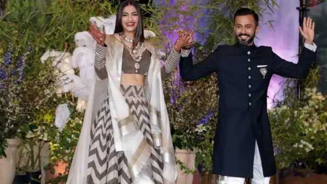 Sonam Kapoor da angonta a wajen walima